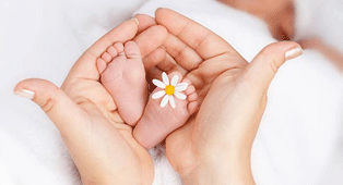 Baby-massage is ontspannend, helpt de spierontwikkeling, de doorbloeding van de huid en stimuleert je baby’s zintuigen